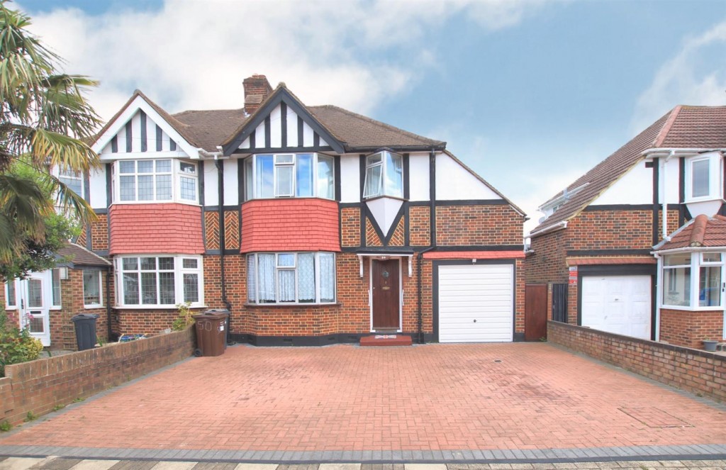 St Pauls Close Hounslow Tw3 4 Bedroom House Semi Detached