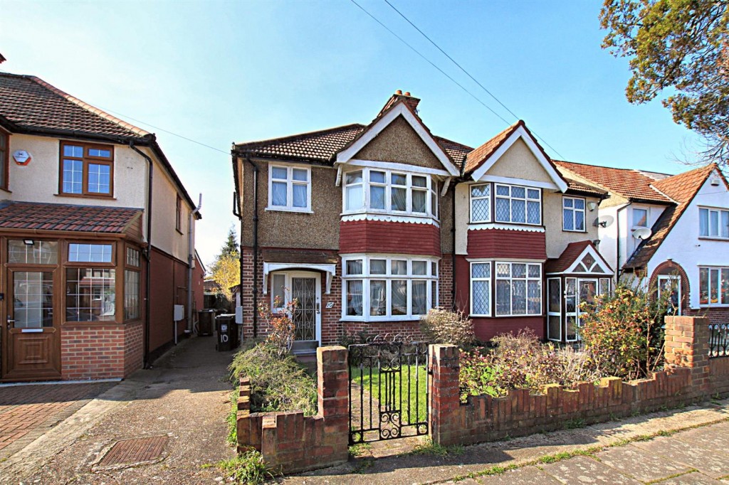 Meadow Waye Heston Tw5 3 Bedroom House Semi Detached