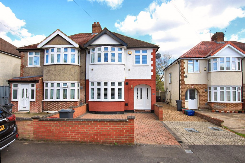 Willow Gardens Hounslow Tw3 3 Bedroom House Semi Detached